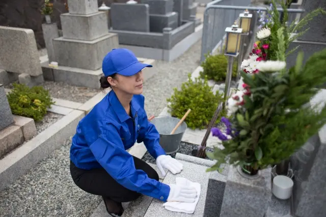 墓石清掃の作業風景