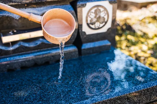 墓石に水をかけて清掃